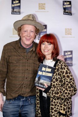 Yazar Scott Michael Nathan, SunCityRagas 'ın CEO' su Sabrina Burns, Scott Michael Nathan 'ın 22 Şubat 2024' te Kitap Çorbası, Los Angeles, CA 'da verdiği 