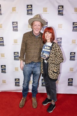 Yazar Scott Michael Nathan, SunCityRagas 'ın CEO' su Sabrina Burns, Scott Michael Nathan 'ın 22 Şubat 2024' te Kitap Çorbası, Los Angeles, CA 'da verdiği 