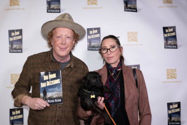 Yazar Scott Michael Nathan, Kuaför Erica Reiss ve köpeği Moses, 22 Şubat 2024 'te Kitap Çorbası' nda Scott Michael Nathan 'ın 