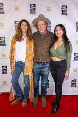 Prodüktör Pam Pearlman, Yazar Scott Michael Nathan, Girişimci Jeany Zhao Scott Michael Nathan 'ın 22 Şubat 2024' te Kitap Çorbası, Los Angeles 'ta 