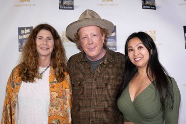 Prodüktör Pam Pearlman, Yazar Scott Michael Nathan, Girişimci Jeany Zhao Scott Michael Nathan 'ın 22 Şubat 2024' te Kitap Çorbası, Los Angeles 'ta 