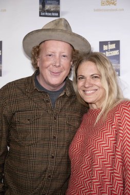 Yazar Scott Michael Nathan, Yönetmen Vivian Winther Scott Michael Nathan 'ın 22 Şubat 2024' te Los Angeles Kitap Çorbası 'nda 