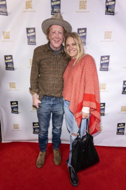 Yazar Scott Michael Nathan, Yönetmen Vivian Winther Scott Michael Nathan 'ın 22 Şubat 2024' te Los Angeles Kitap Çorbası 'nda 