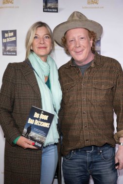 Aktris Dina Rosenmeier, Yazar Scott Michael Nathan, Scott Michael Nathan 'ın 22 Şubat 2024' te Los Angeles Kitap Çorbası 'nda 