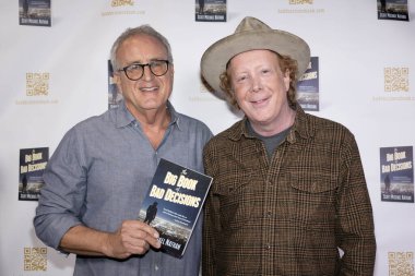 Bahçe düzenleyicisi Jon Goldstein, Yazar Scott Michael Nathan, Scott Michael Nathan 'ın 22 Şubat 2024' te Kitap Çorbası, Los Angeles, CA 'da 