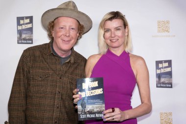 Yazar Scott Michael Nathan, Aktris / Komedyen / Yazar Eugenia Kuzmina, Scott Michael Nathan 'ın 22 Şubat 2024' te Kitap Çorbası, Los Angeles 'ta 