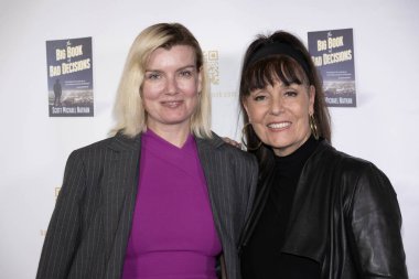 Aktris / Komedyen / Yazar Eugenia Kuzmina, Emmy Ödüllü Moda Stilisti Brenda Cooper, Scott Michael Nathan 'ın 22 Şubat 2024' te Book Soup, Los Angeles 'ta verdiği 