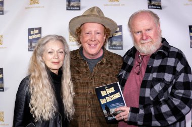 Oyuncu Frances Fisher, Yazar Scott Michael Nathan, SAG-AFTRA Başkan Yardımcısı David Jolliffe, Kitap Çorbası 'na katıldı. Scott Michael Nathan' ın 22 Şubat 2024 'te Book Soup, Los Angeles, CA' da 