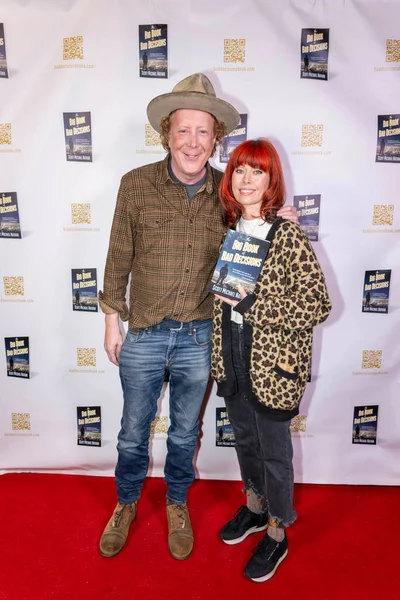 Yazar Scott Michael Nathan, SunCityRagas 'ın CEO' su Sabrina Burns, Scott Michael Nathan 'ın 22 Şubat 2024' te Kitap Çorbası, Los Angeles, CA 'da verdiği 