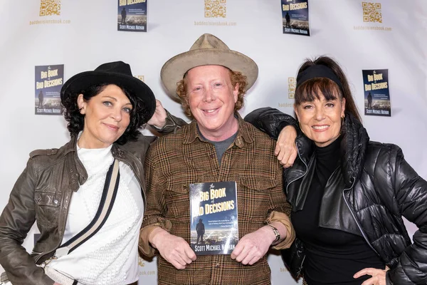 Komedyen Christine Peake, Yazar Scott Michael Nathan, Emmy Ödüllü Moda Stilisti Brenda Cooper, Scott Michael Nathan 'ın 22 Şubat 2024' te Book Soup, Los Angeles, CA 'da verdiği 