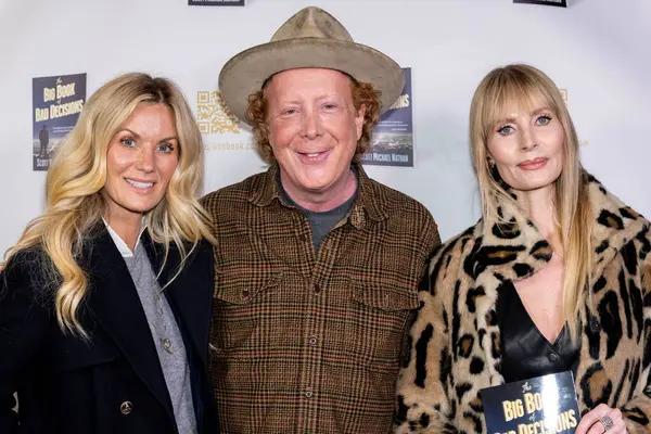 Stilist Helena McGregor, Yazar Scott Michael Nathan, Yapımcı Sofia Eng Scott Michael Nathan 'ın 22 Şubat 2024' te Kitap Çorbası, Los Angeles 'ta yayınlanan 