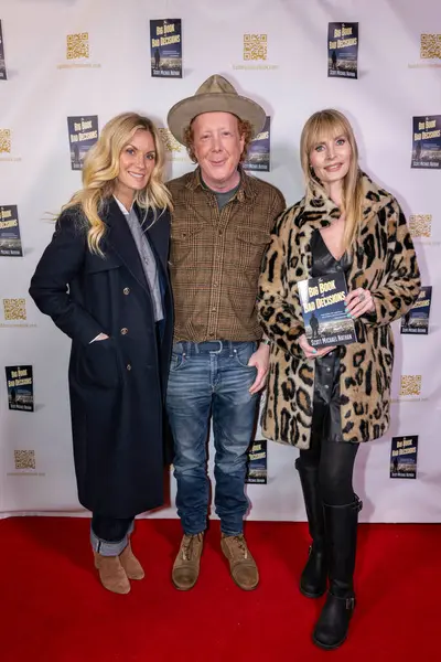 Stilist Helena McGregor, Yazar Scott Michael Nathan, Yapımcı Sofia Eng Scott Michael Nathan 'ın 22 Şubat 2024' te Kitap Çorbası, Los Angeles 'ta yayınlanan 