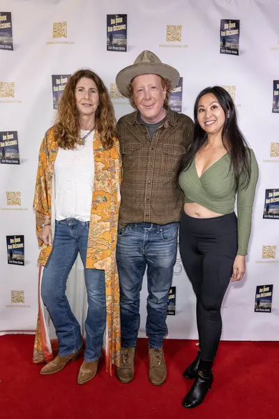 Prodüktör Pam Pearlman, Yazar Scott Michael Nathan, Girişimci Jeany Zhao Scott Michael Nathan 'ın 22 Şubat 2024' te Kitap Çorbası, Los Angeles 'ta 