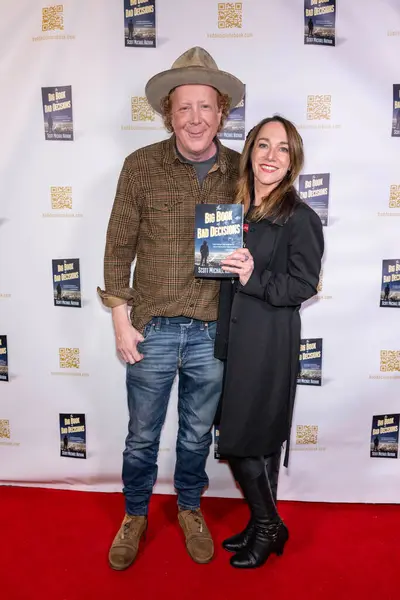 Yazar Scott Michael Nathan, Aktris Lautie Burke, Scott Michael Nathan 'ın 22 Şubat 2024' te Los Angeles Kitap Çorbası 'nda verdiği 