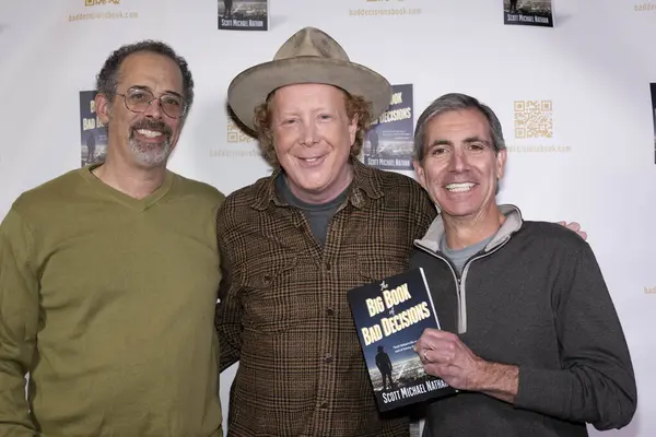 Yazılım Geliştiricisi David Golden, Yazar Scott Michael Nathan, Jay Bergman - Gayrimenkul Geliştiricisi Scott Michael Nathan 'ın 22 Şubat 2024' te Book Soup, Los Angeles 'taki 