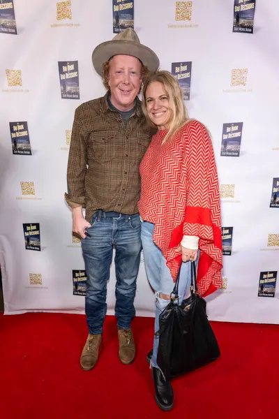 Yazar Scott Michael Nathan, Yönetmen Vivian Winther Scott Michael Nathan 'ın 22 Şubat 2024' te Los Angeles Kitap Çorbası 'nda 