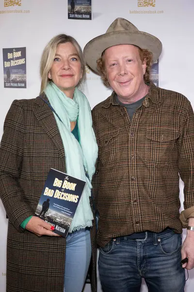 Aktris Dina Rosenmeier, Yazar Scott Michael Nathan, Scott Michael Nathan 'ın 22 Şubat 2024' te Los Angeles Kitap Çorbası 'nda 