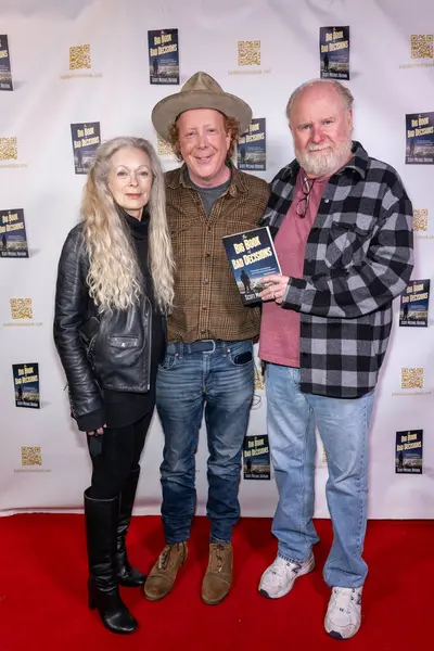 Oyuncu Frances Fisher, Yazar Scott Michael Nathan, SAG-AFTRA Başkan Yardımcısı David Jolliffe, Kitap Çorbası 'na katıldı. Scott Michael Nathan' ın 22 Şubat 2024 'te Book Soup, Los Angeles, CA' da 