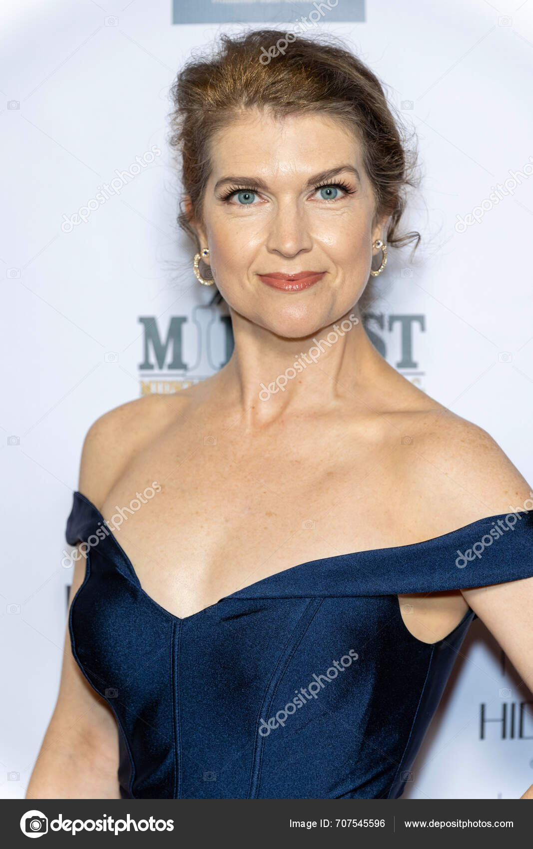 Actress Laura Walker Attends 2024 Annual Suzanne Delaurentiis Gala