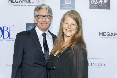 Aktör Eric Roberts ve eşi Eliza Roberts, Luxe Sunset Bulvarı Oteli, Los Angeles, CA, 10 Mart 2024 'te düzenlenen 2024 Yıllık Suzanne Delarentiis Gala, Luncheon and Gifting Suite' a katıldılar.