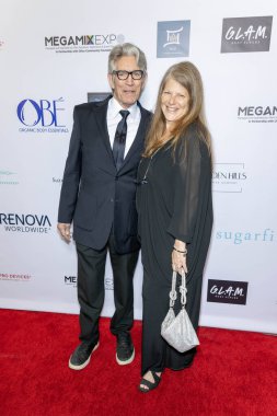 Aktör Eric Roberts ve eşi Eliza Roberts, Luxe Sunset Bulvarı Oteli, Los Angeles, CA, 10 Mart 2024 'te düzenlenen 2024 Yıllık Suzanne Delaurentiis Gala, Luncheon and Gifting Suite' a katıldılar.