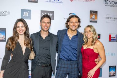 Aktör Hank Northrup, Aktör Chase Garland ve eşleri, 2024 Yıllık Suzanne Delaurentiis Gala, Luncheon and Gifting Suite 'ye katıldılar. Gazilerimizi onurlandırdılar ve Luxe Sunset Bulvarı Oteli, Los Angeles, CA, 10 Mart 2024' te 96.