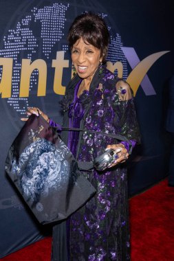 Robert Pho 'nun tasarladığı çantayla oyuncu Marla Gibbs, 24. Yıllık Akademi Ödülleri Töreni ve Oscar Ödül Töreni' ne katılıyor. Mülk, Los Angeles, CA, 10 Mart 2024