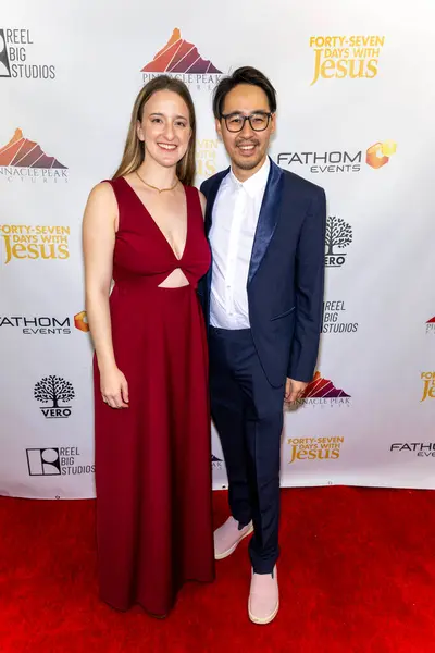 制片人Donald Nguyen和妻子Burdette Nguyen出席了2024年3月11日在洛杉矶Amc Burbank 16举行的电影 与耶稣共渡47天 的首映式 — 图库照片