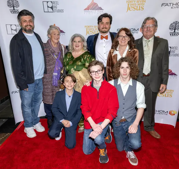 导演David Gutel和家人出席了2024年3月11日在洛杉矶Amc伯班克16举行的电影 与耶稣共渡47天 在洛杉矶的首映式 — 图库照片