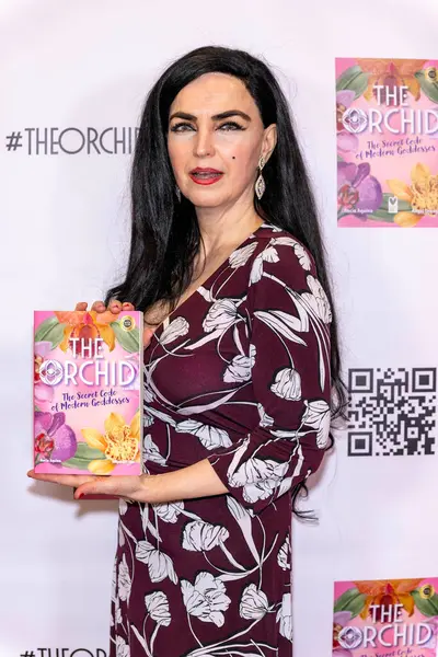 女演员亚历克西斯 Alexis Kiley 出席了2024年3月26日在加利福尼亚州洛杉矶的巴恩斯和诺贝尔 Barnes Noble 举行的 现代女神的秘密守则 Orchid Secret — 图库照片