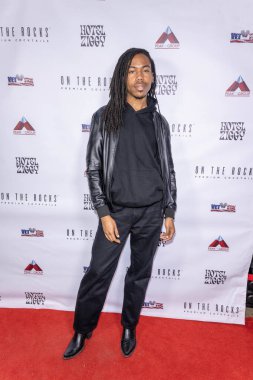 Etkilenen Travis White, 1 Nisan 2024 'te Hotel Ziggy, Los Angeles' ta Christine Peake 'in Cheeky Peakey' s Comedy Show 'una katıldı.