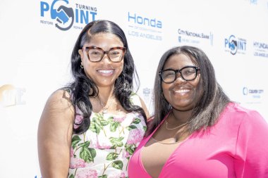 Sunucu KJLH Radyo sunucusu Tammi Mac, Kurucu Michelle Perkins, Değiştirici ödüllü Susan Burton, Compton Belediye Başkanı Emma Sharif, The Guest Ho 'daki Dönüm Noktası İlkbahar Aksiyon Gala Topluluğu Etki Yemeği' ne katıldı.