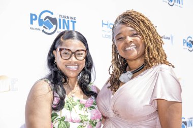 Sunucu KJLH Radyo sunucusu Tammi Mac, Kurucu Michelle Perkins, Değiştirici ödüllü Susan Burton, Compton Belediye Başkanı Emma Sharif, The Guest Ho 'daki Dönüm Noktası İlkbahar Aksiyon Gala Topluluğu Etki Yemeği' ne katıldı.