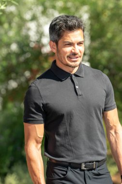 Aktör Nicholas Gonzalez, Lakeside Golf Kulübü, Los Angeles, CA, 29 Nisan 2024 'te 17. George Lopez' e katıldı.
