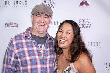 Yvonne Kidde ile Comic Chris Kidder 27 Mayıs 2024 'te Hotel Ziggy, Los Angeles' ta Christine Peake 'in 