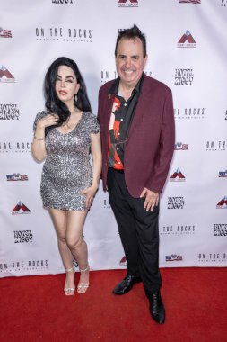 Aktris Alexis Kiley, Gazeteci Sandro Monetti 27 Mayıs 2024 'te Hotel Ziggy, Los Angeles' ta Christine Peake 'in 2024 Anma Günü Komedi Şovu' na katıldı.