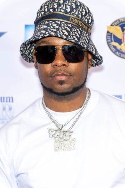 Şarkıcı Yung Muusik, 26 Haziran 2024 'te Hollywood, Los Angeles' taki Pembe Çay Konağı 'nda Melek Şehri Selamlama Töreni' ne katıldı.