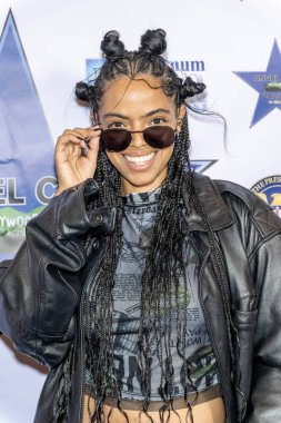 Aktris Sara Leo, 26 Haziran 2024 'te Hollywood, Los Angeles' taki Pink Teacup Villa 'da Melek Şehri Selamlama Töreni' ne katıldı.