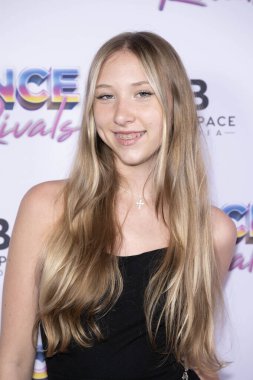 Etkilenen Nikol Strong, 14 Temmuz 2024 'te Şaban Tiyatrosu' nda 