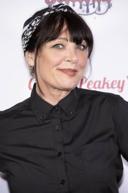 Yüksek Sesli Sponsor Cameron Akeredolu ve Komedyen Christine Peake 'i alıp 15 Temmuz 2024' te Hotel Ziggy, Los Angeles 'taki Yüksek Sesli Peakey' in Komedi Gösterisine katılın.