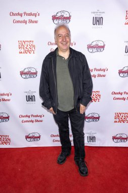 Yüksek Sesli Sponsor Cameron Akeredolu ve Komedyen Christine Peake 'i alıp 15 Temmuz 2024' te Hotel Ziggy, Los Angeles 'taki Yüksek Sesli Peakey' in Komedi Gösterisine katılın.