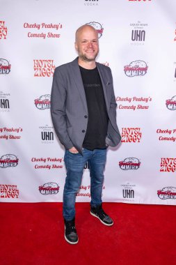 Yüksek Sesli Sponsor Cameron Akeredolu ve Komedyen Christine Peake 'i alıp 15 Temmuz 2024' te Hotel Ziggy, Los Angeles 'taki Yüksek Sesli Peakey' in Komedi Gösterisine katılın.