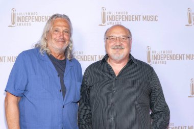 Şarkıcı, söz yazarı Robert Tepper, besteci Alan Brewer, 18 Temmuz 2024 'te AVALON Hollywood ve Bardot, Los Angeles' ta düzenlenen 2024 Hollywood Bağımsız Müzik Ödüllerine katıldı.