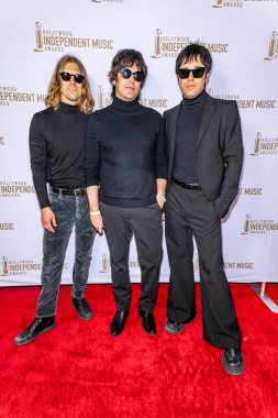 Fon grubu (Jeffery Laliberte, Paul Laliberte ve Shelby Archer), AVALON Hollywood ve Bardot, Los Angeles, CA, 18 Temmuz 2024 'te düzenlenen Hollywood Bağımsız Müzik Ödülleri' ne katılmıştır.