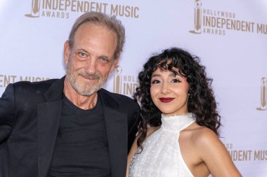 HHMA ve HIMA 'nın kurucusu Brent Harvey, yönetici asistanı, yardımcı yapımcı ve sosyal medya müdürü Valeryee Jimenez, AVALON Hollywood ve Bardot, Los Angeles, CA, 18 Temmuz 2024' te Hollywood Bağımsız Müzik Ödülleri 'ne katıldılar.