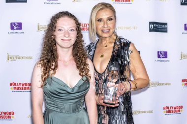 Şarkıcı Willow Seixas, besteci Dawn Elder, 18 Temmuz 2024 'te AVALON Hollywood ve Bardot, Los Angeles' ta düzenlenen Hollywood Bağımsız Müzik Ödüllerine katıldı.