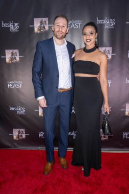 Aktör Samuel Lewis, aktris Asia Pitts 8 Ağustos 2024 'te Los Angeles Music Hall Theater, Los Angeles' ta Kırılan Cam Resimler 'a Los Angeles Festivali' ne katıldı.