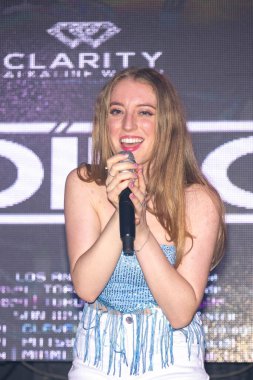 Şarkıcı Lola Violet 28 Ağustos 2024 'te Club Bahia, Los Angeles' taki ADIL C 'Aura' Los Angeles Tour and Music Release Party 'de sahne alıyor.