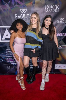 Aktris Kiana Nicole Washington, şarkıcı Mila Nabours ve arkadaşı ADIL C 'Aura' Los Angeles Tour and Music Release Party Club Bahia, Los Angeles, CA, 28 Ağustos 2024