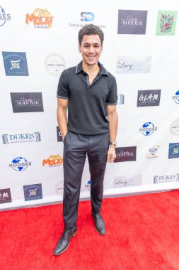 Aktör Tyler Andrews, 15 Eylül 2024 'te Lucy' nin Kuaför Salonu 'nda Suzanne DeLaurentiis' in 76.